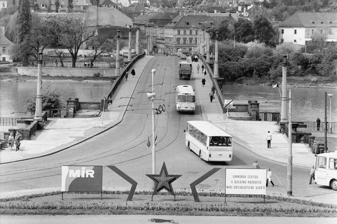 Mánesův most v Praze v době komunistické diktatury. Rok 1983