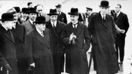 18. září 1938: Londýnské letiště Croydon. Separátní schůzka před Mnichovem. Britský ministr zahraničí Edward Halifax a britský premiér Arthur Neville Chamberlain vítají francouzského ministra zahraničí Georgese Bonneta a francouzského premiéra Édouarda Daladiera (zleva doprava).