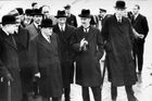 18. září 1938: Londýnské letiště Croydon. Separátní schůzka před Mnichovem. Britský ministr zahraničí Edward Halifax a britský premiér Arthur Neville Chamberlain vítají francouzského ministra zahraničí Georgese Bonneta a francouzského premiéra Édouarda Daladiera (zleva doprava).