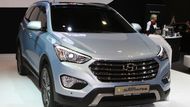 Novinky lze vidět i na protějším stánku Hyundai. Například Hyundai Grand Santa Fe. To se však do prodeje dostane zřejmě až příští rok.