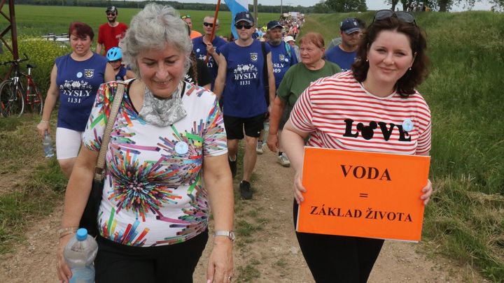 Tisíce lidí protestovaly proti těžbě štěrkopísku. V davu šla Maláčová i hejtman Šimek