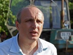 Ministr pro otázky policie a veřejného pořádku Vano Merabišvili na místě dopadu rakety.