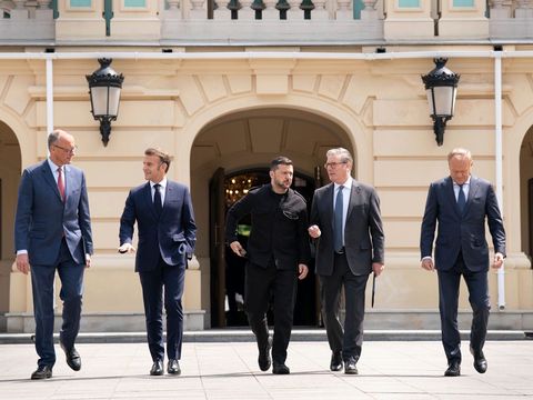 Buď příměří, nebo přitvrdíme, varují Kreml Zelenskyj a evropští lídři. Dohoda s USA