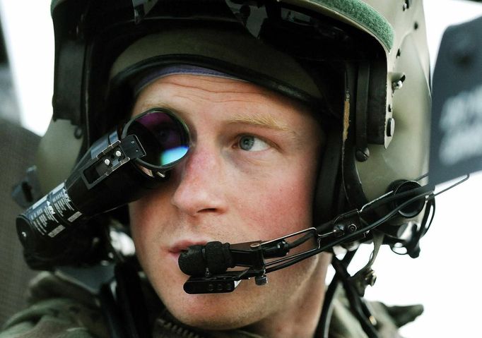 Britain's Prince Harry wears his monocle gun sight as he sits in his Apache helicopter at Camp Bastion, southern Afghanistan in this photograph taken December 12, 2012, and released January 21, 2013. The Prince, who is serving as a pilot/gunner with 662 Squadron Army Air Corps, is on a posting to Afghanistan that runs from September 2012 to January 2013. Photograph taken December 12, 2012. REUTERS/John Stillwell/Pool (AFGHANISTAN - Tags: MILITARY POLITICS SOCIETY ROYALS CONFLICT) Published: Led. 21, 2013, 7:34 odp.