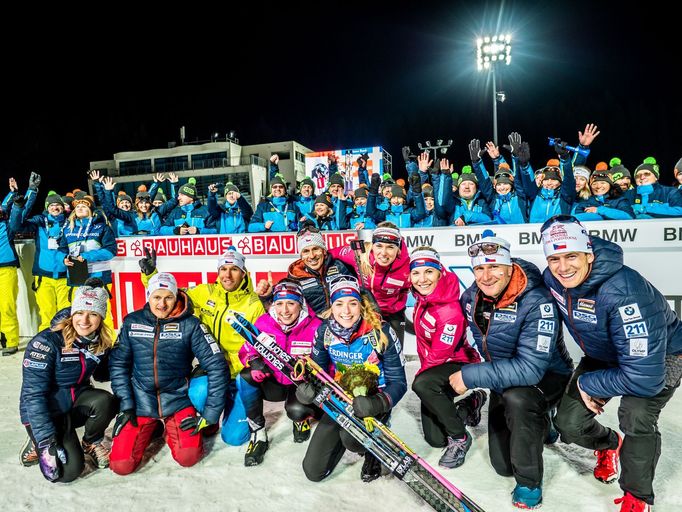 Markéta Davidová slaví s českým týmem třetí místo ve sprintu žen v rámci SP v Novém Městě na Moravě