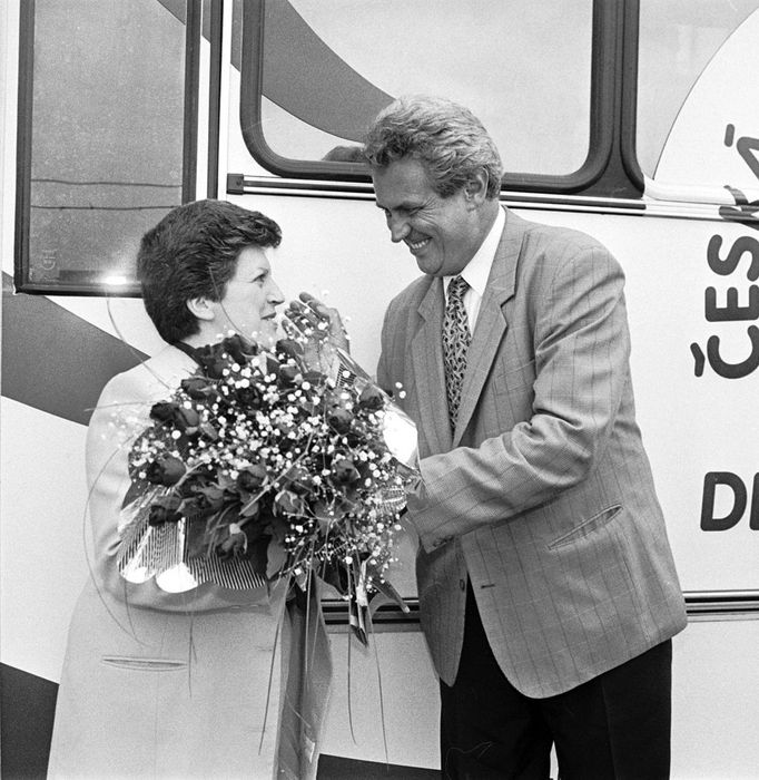 2.5.1996 Miloš Zeman předal kytici paní Greenové, u volební autobusu Zemáku, při zakončení volebnhom turné ČSSD, 2.května v Praze, foto : archiv LN, Zdeněk Merta