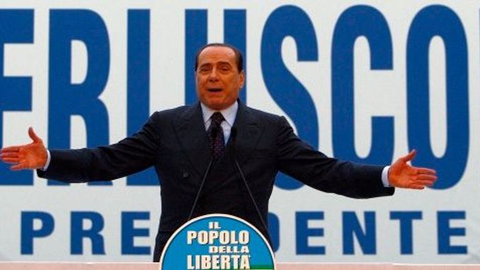 Silvio Berlusconi znovu vyhrál volby a usedl tak opět do premiérského křesla.