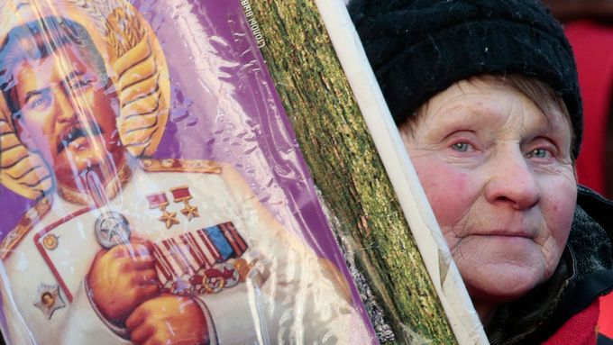 Uctíván je tento masový vrah i 65 let po smrti. (Snímek z oslav Dne obránců vlasti v Moskvě).