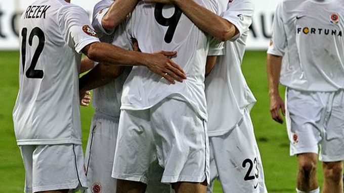 Radost Sparty po té, co Libor Došek proměnil penaltovou příležitost a dal Viktorii Žižkov 4. gól.