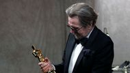 Gary Oldman dostal Oscara za nejlepší mužský herecký výkon za ztvárnění Winstona Churchilla ve snímku Nejtemnější hodina.