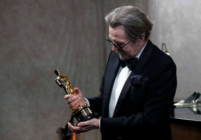 Gary Oldman attends the 90th Academy Awards