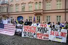 "Mnichov 1938, Aljaška 2025?" U americké ambasády se demonstrovalo za Ukrajinu