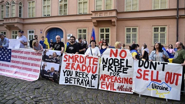 "Mnichov 1938, Aljaška 2025?" U americké ambasády se demonstrovalo za Ukrajinu; Zdroj foto: Vondrouš Roman