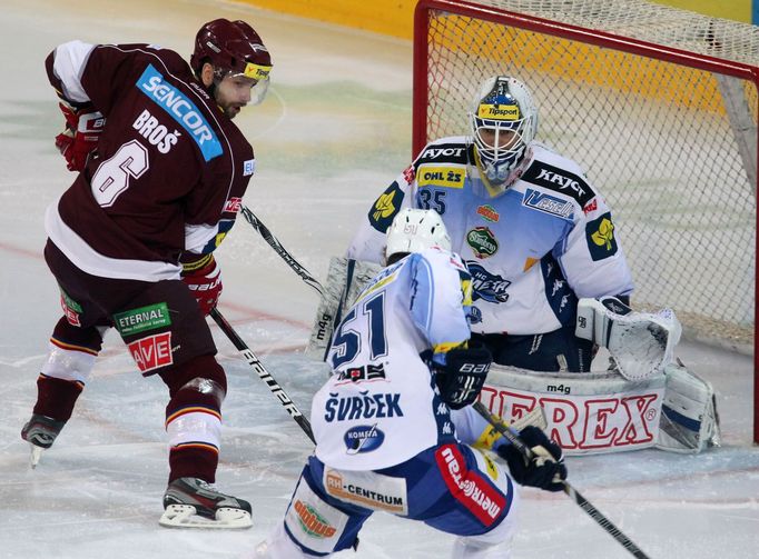 Hokej, extraliga, Sparta - Kometa Brno: Michal Broš - Jan Švrček a Jiří Trvaj