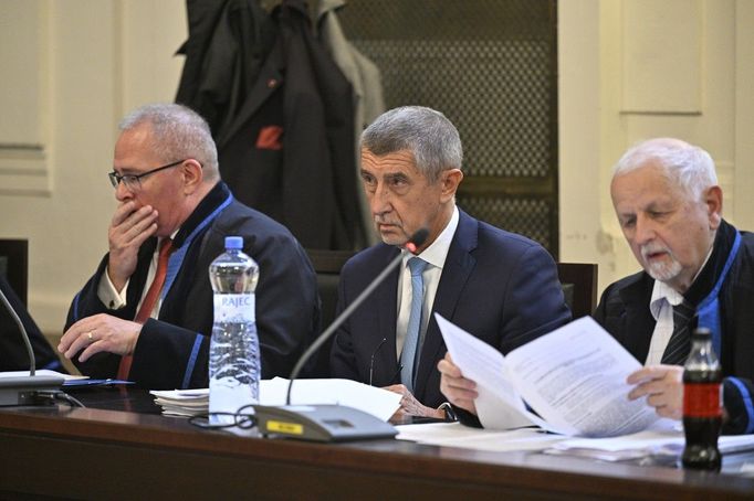 Bývalý premiér Andrej Babiš (ANO) u pražského městského soudu, kde se bude projednávat kauza Čapí hnízdo.