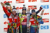 Stupně vítězů závodu ze sprintu - (zprava) Carl Johan Bergman, Martin Fourcade a Nor Emil Hegle Svendsen