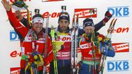 Stupně vítězů závodu ze sprintu - (zprava) Carl Johan Bergman, Martin Fourcade a Nor Emil Hegle Svendsen