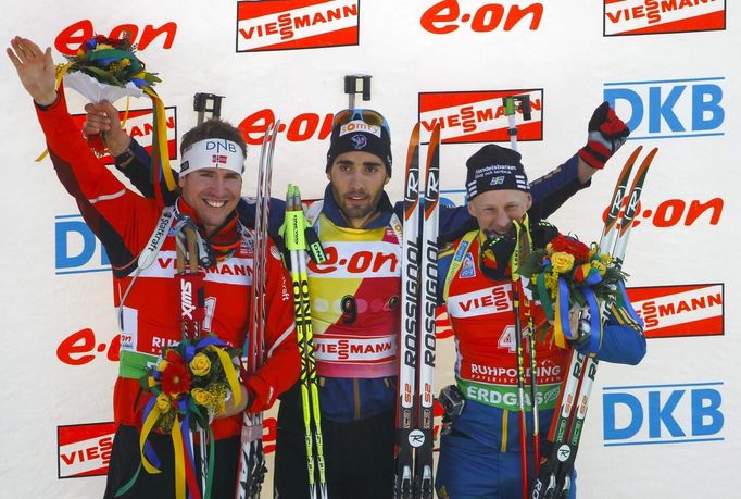 Stupně vítězů - (zprava) Carl Johan Bergman, Martin Fourcade a Emil Hegle Svendsen