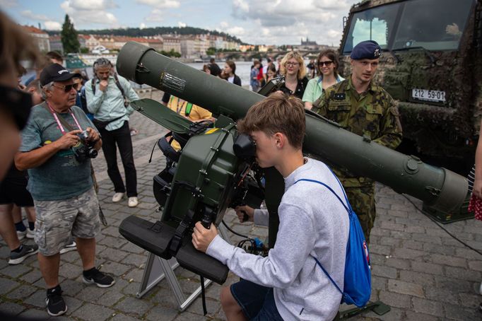 Armáda na Náplavce v Praze k 30. výročí.