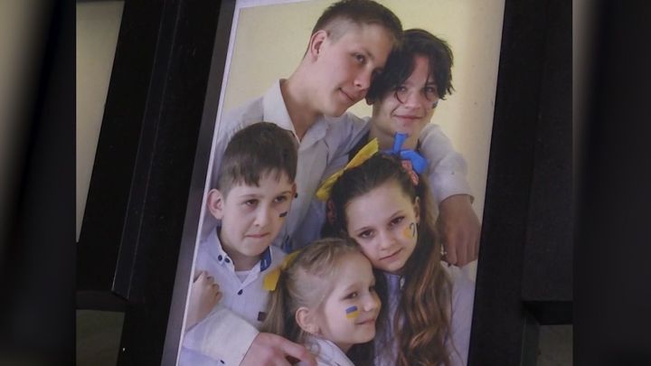 Jsem v pořádku, zněla poslední slova matky. Nejstarší syn se teď stará o 4 sourozence; Zdroj foto: Rádio Svobodná Evropa