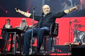 Recenze: Retro se vším všudy. Phil Collins koncert v Praze odzpíval vsedě
