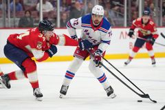 Chytil pomohl dvěma góly, Rangers si na ledě nejslabšího týmu NHL zastříleli