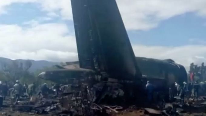 Letoun havaroval po startu ze základny Búfarík v Alžírsku