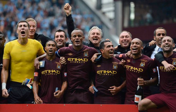 Fotbalisté Manchesteru City slaví vítězství anglického superpoháru Community Shield 2012 mezi Manchesterem City a Chelsea.