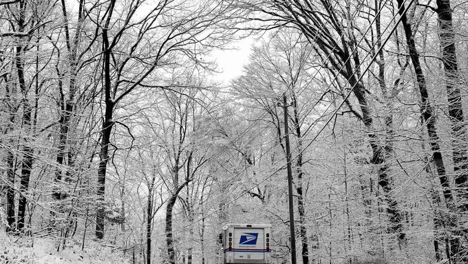 Poštovní vůz projíždí zasněženým lesem poblíž New Yorku.