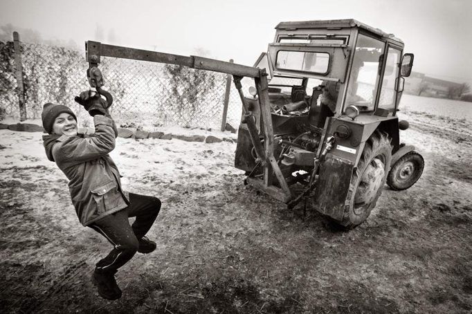 Náš Zetor, Slup na Znojemsku, 28. října 2007 - 24. srpna 2008. "Fotografuji rodinu Otcíkových už přes rok. Pan Prcík je celý život kutil, zemědělec a velmi pracovitý člověk. Z jejich pěti dětí mu nejvíc pomáhá čtvrtý nejmladší, nyní třináctiletý František. Jejich společnou a největší zálibou je péče o traktory. Mají dva. Ten pojízdný je Zetor 3011 z roku 1963 a ten druhý je o deset let starší Zetor 25, který je zatím nepojízdný. Ten by chtěli zrenovovat a mít jej jako veterána. Pokaždé, když k nim přijdu, něco se děje i kolem traktoru."