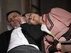 Se svým manželem Radkem Holubem v Gogolově Ženitbě.