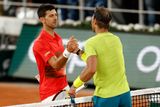Novak Djokovič gratuluje u sítě Rafaelu Nadalovi. Španěl si vítězstvím zajistil, že jej Srb zatím nedožene v počtu vyhraných grandslamových turnajů. Naopak Nadal v případě čtrnáctého triumfu na Roland Garros v kariéře získá celkově už 22. grandslamový titul. Ještě mu ale k triumfu na turnaji chybí dvě výhry. Djokovič zůstane každopádně na dvaceti, stejně má i Roger Federer.
