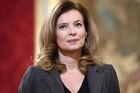 Valérie Trierweiler, dnes již bývalá partnerka Françoise Hollanda, opustila o víkendu prezidentskou rezidenci ve Versailles. Právní zástupce v současnosti řeší majetkové vyrovnání.