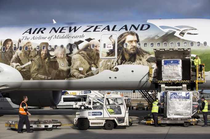 An Air New Zealand Boeing 777-300ER featuring livery advertising the film The Hobbit: An Unexpected Journey is loaded by ground crew after landing at Heathrow Airport, en route to Los Angeles and then Auckland, in London. November 25, 2012. The aircraft is picking up actors and crew along the route to attend the film's premiere in New Zealand. REUTERS/Neil Hall (BRITAIN - Tags: TRANSPORT ENTERTAINMENT) Published: Lis. 25, 2012, 3:17 odp.