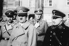 Zleva – Heinrich Himmler, Adolf Hitler a později čs. výsadkáři zlikvidovaný Reinhard Heydrich na nádvoří před Pražským hradem.