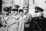 Zleva – Heinrich Himmler, Adolf Hitler a později čs. výsadkáři zlikvidovaný Reinhard Heydrich na nádvoří před Pražským hradem.