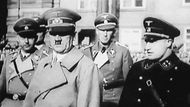 Zleva – Heinrich Himmler, Adolf Hitler a později čs. výsadkáři zlikvidovaný Reinhard Heydrich na nádvoří před Pražským hradem.