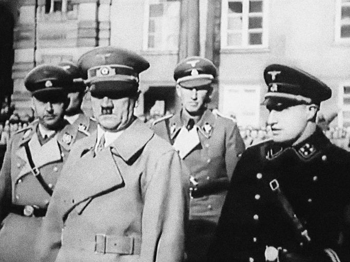 Heinrich Himmler, Adolf Hitler a Reinhard Heydrich na Pražském Hradě.