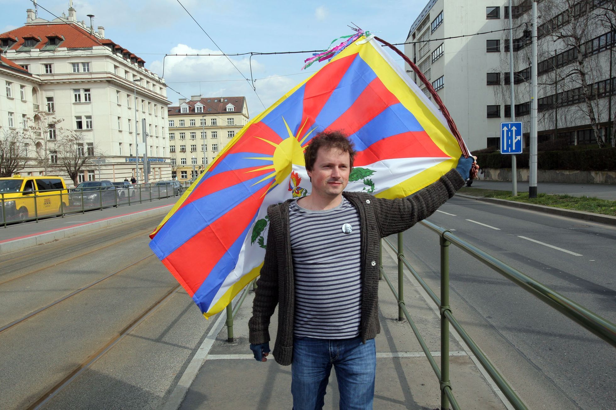 Rvačka mezi čínskými a tibetskými vlajkonošemi