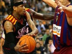 Hráč týmu NBA Philadelphia 76ers Allen Iverson (vlevo) proti Denisi Marconatovi z Barcelony během přátelského zápasu turné týmů NBA po Evropě NBA Europe Live.