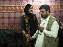 18. září jsou v Afghánistánu parlamentní volby. Na snímku jedna z kandidátek během své volební kampaně.