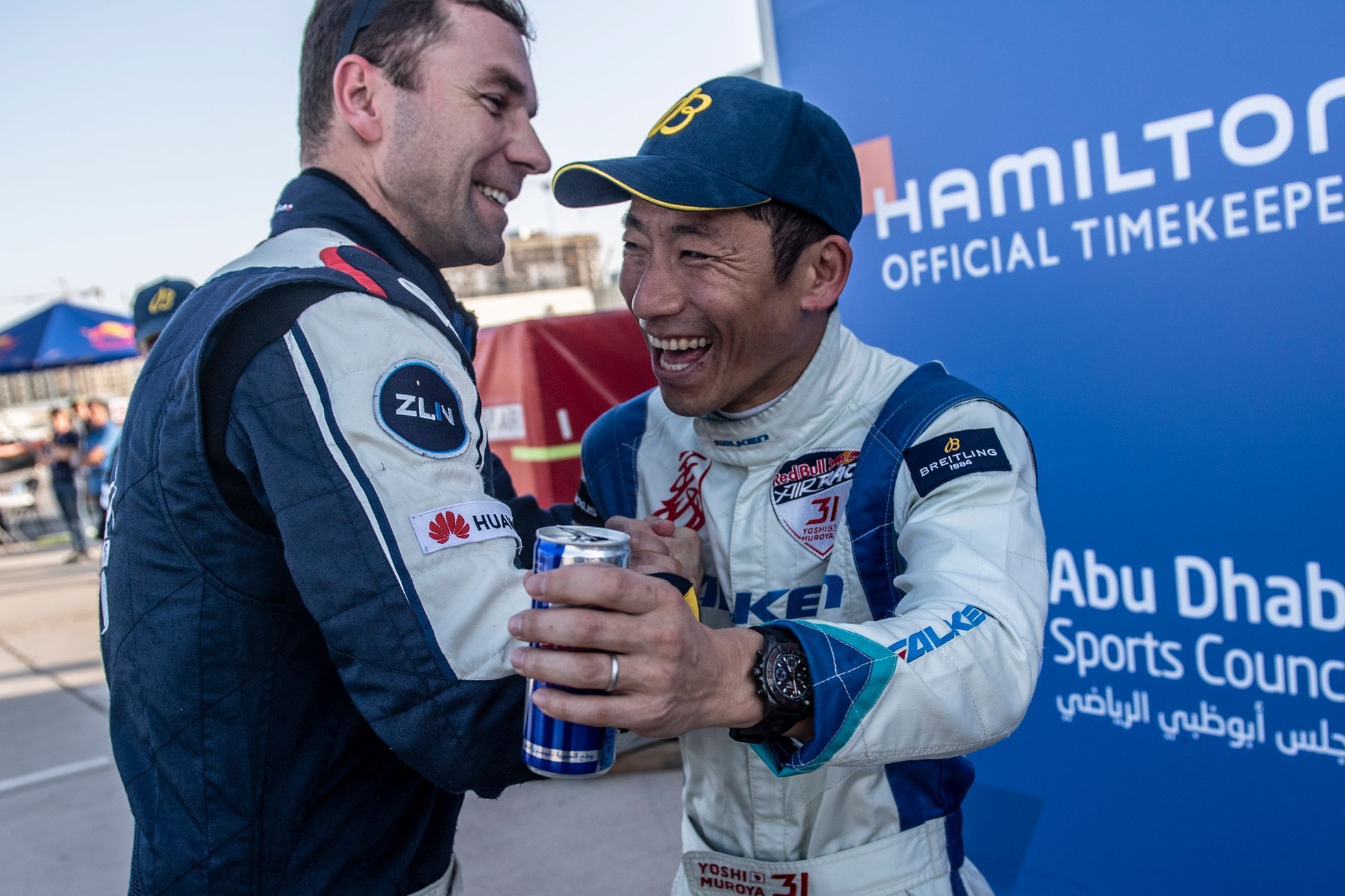 Martin Šonka a Jošihide Muroja v závodě Red Bull Air Race v Abú Zábí 2019