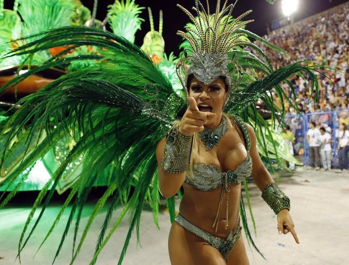 A reveller from the Vila Isabel samba school participates in the annual Carnival parade in Rio de Janeiro's Sambadrome February 12, 2013. REUTERS/Sergio Moraes (BRAZIL - Tags: SOCIETY) Published: Úno. 12, 2013, 7:52 dop.