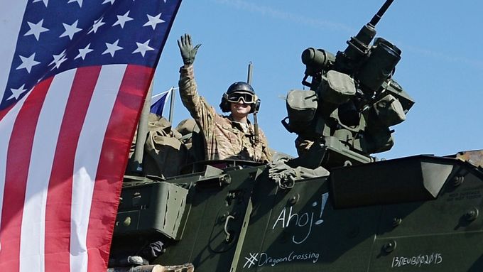 Americký voják při průjezdu Českou republiku v roce 2015.