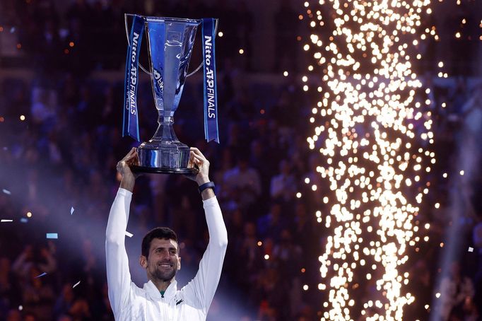 Novak Djokovič s trofejí pro vítěze Turnaje mistrů