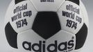 V roce 1976, kdy se z titulu radovalo Československo, se hrálo s míčem Adidas Telstar. Se stejným tipem, který byl vyzkoušen už o dva roky dříve při mistrovství světa v Německu.