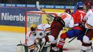 Hokejový brankář Marek Schwarz kryje rukavicí kotouč s pomocí Ivana Rachůnka před Jaroslavem Svobodou v přípravném utkání HC Sparta Praha - HC LEV Praha.