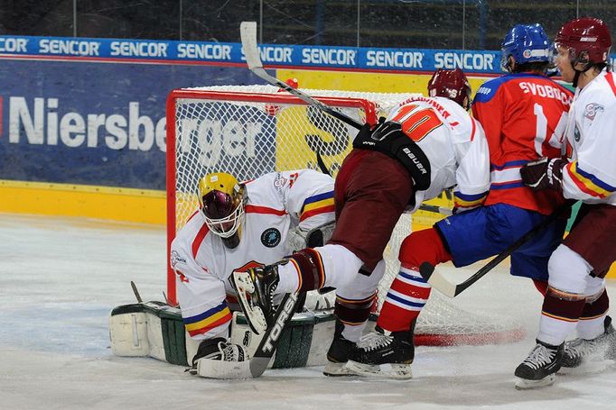 Hokejový brankář Marek Schwarz kryje rukavicí kotouč s pomocí Ivana Rachůnka před Jaroslavem Svobodou v přípravném utkání HC Sparta Praha - HC LEV Praha.