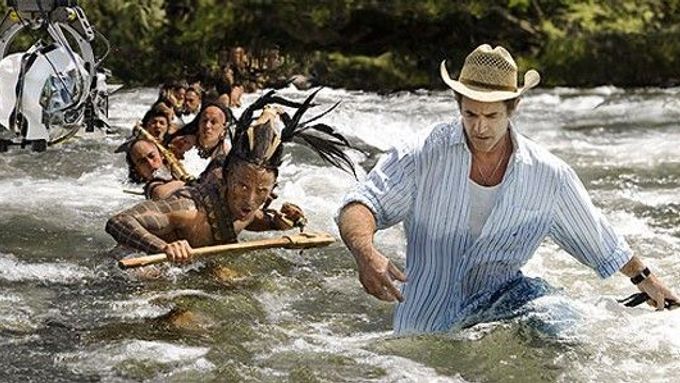 Apocalypto Mela Gibsona - Mel Gibson (vpravo) při natáčení filmu