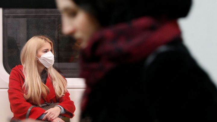 Studie: Koronavirus je nejnakažlivější, než se objeví příznaky. Pak riziko klesá